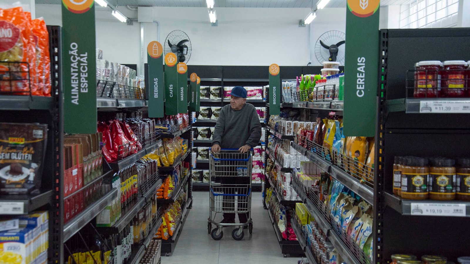 Pessoas a partir de 60 anos passam a comprar nos Armazéns da Família sem cadastro